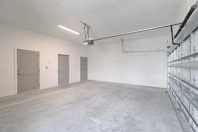 $3,950 | 1420 Lakefront Drive, Unit TH111, Sarasota, FL 34240