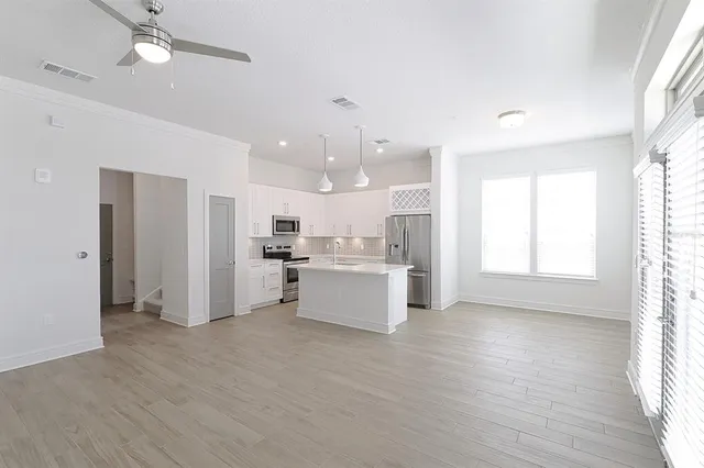 $3,950 | 1420 Lakefront Drive, Unit TH111, Sarasota, FL 34240