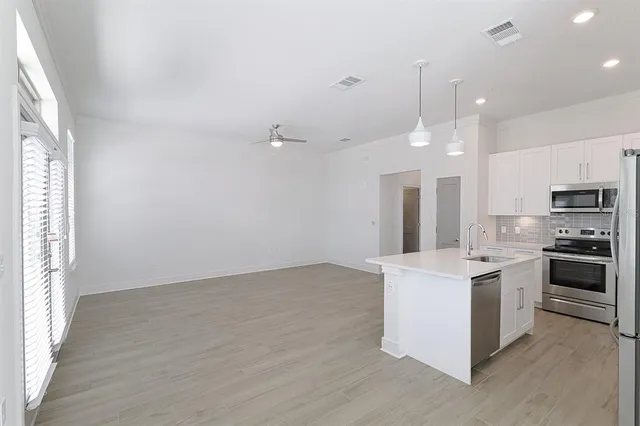 $3,950 | 1420 Lakefront Drive, Unit TH111, Sarasota, FL 34240