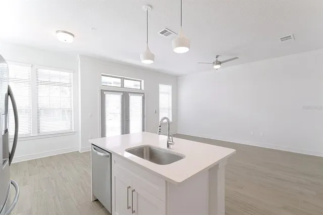 $3,950 | 1420 Lakefront Drive, Unit TH111, Sarasota, FL 34240