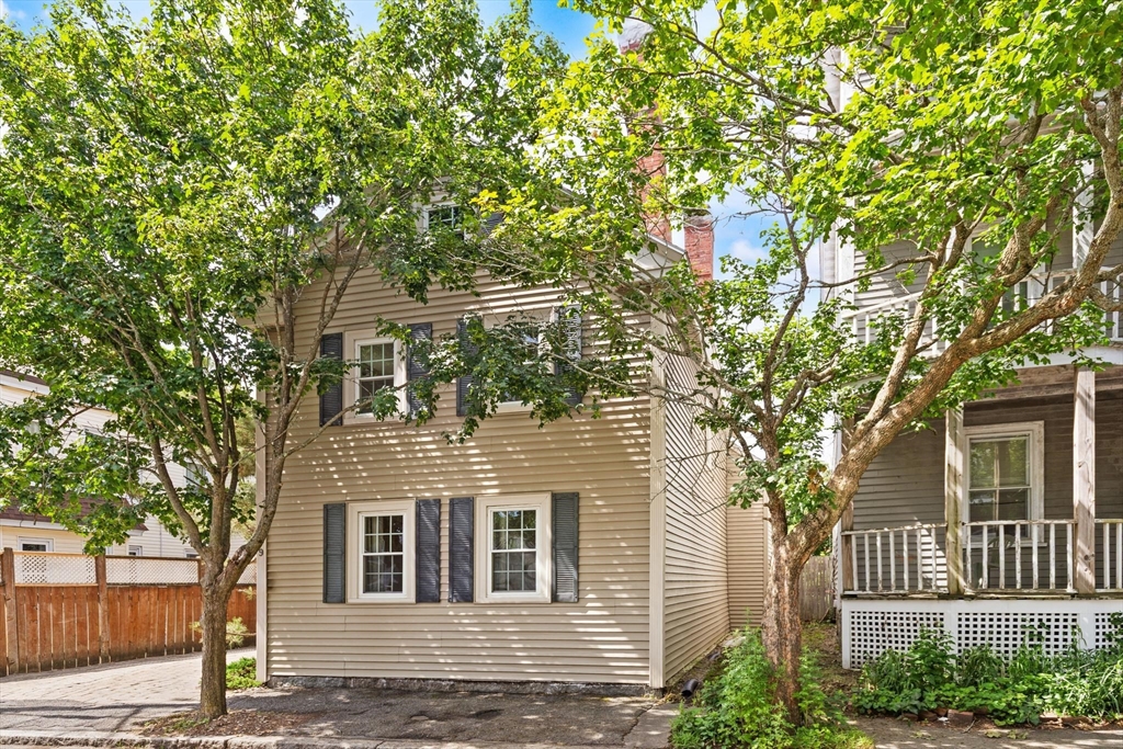 9 Lemon Street Salem, MA 01970 - Photo 4 of 39