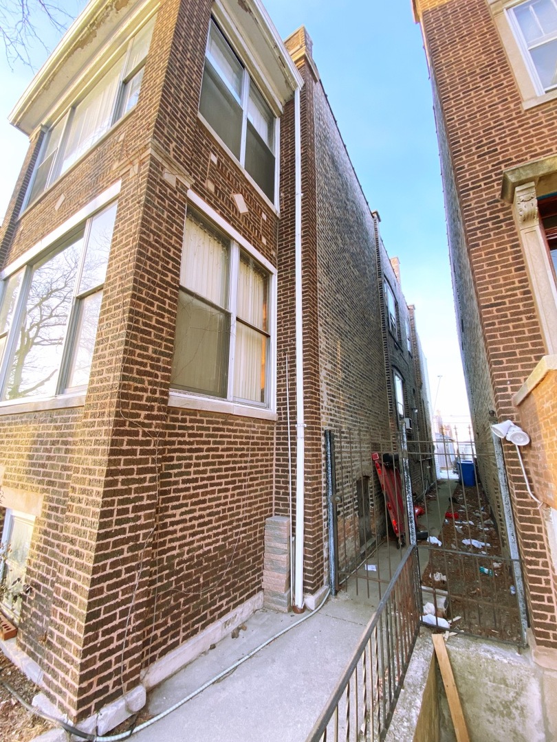 4334 West Cermak Road Chicago, IL 60623 - Photo 3 of 4 a view of a brick building
