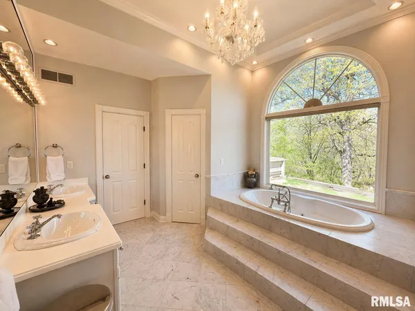 $699,900 | 11350 North Oak Trail Drive, Peoria, IL 61615