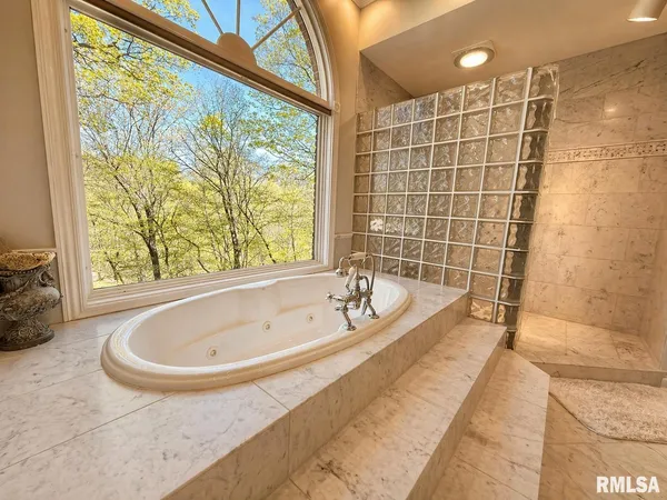 $699,900 | 11350 North Oak Trail Drive, Peoria, IL 61615