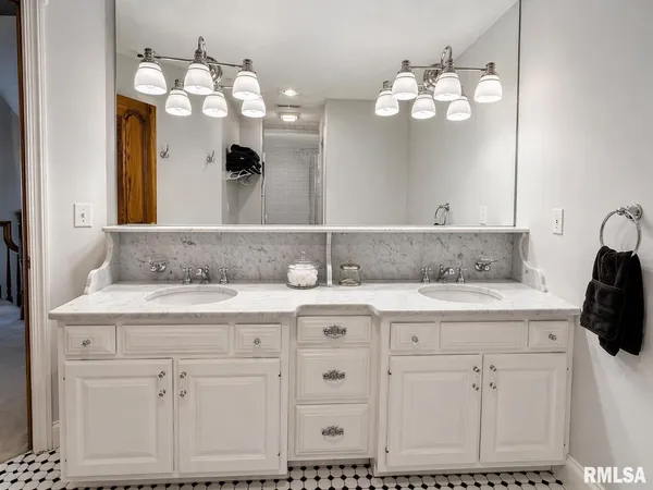 $699,900 | 11350 North Oak Trail Drive, Peoria, IL 61615
