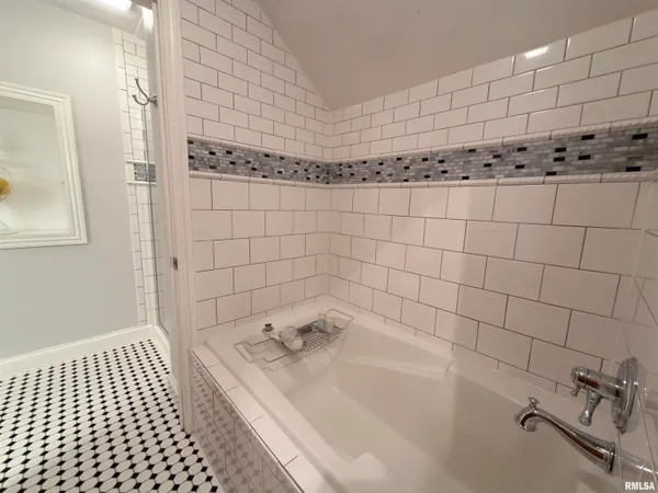 $699,900 | 11350 North Oak Trail Drive, Peoria, IL 61615