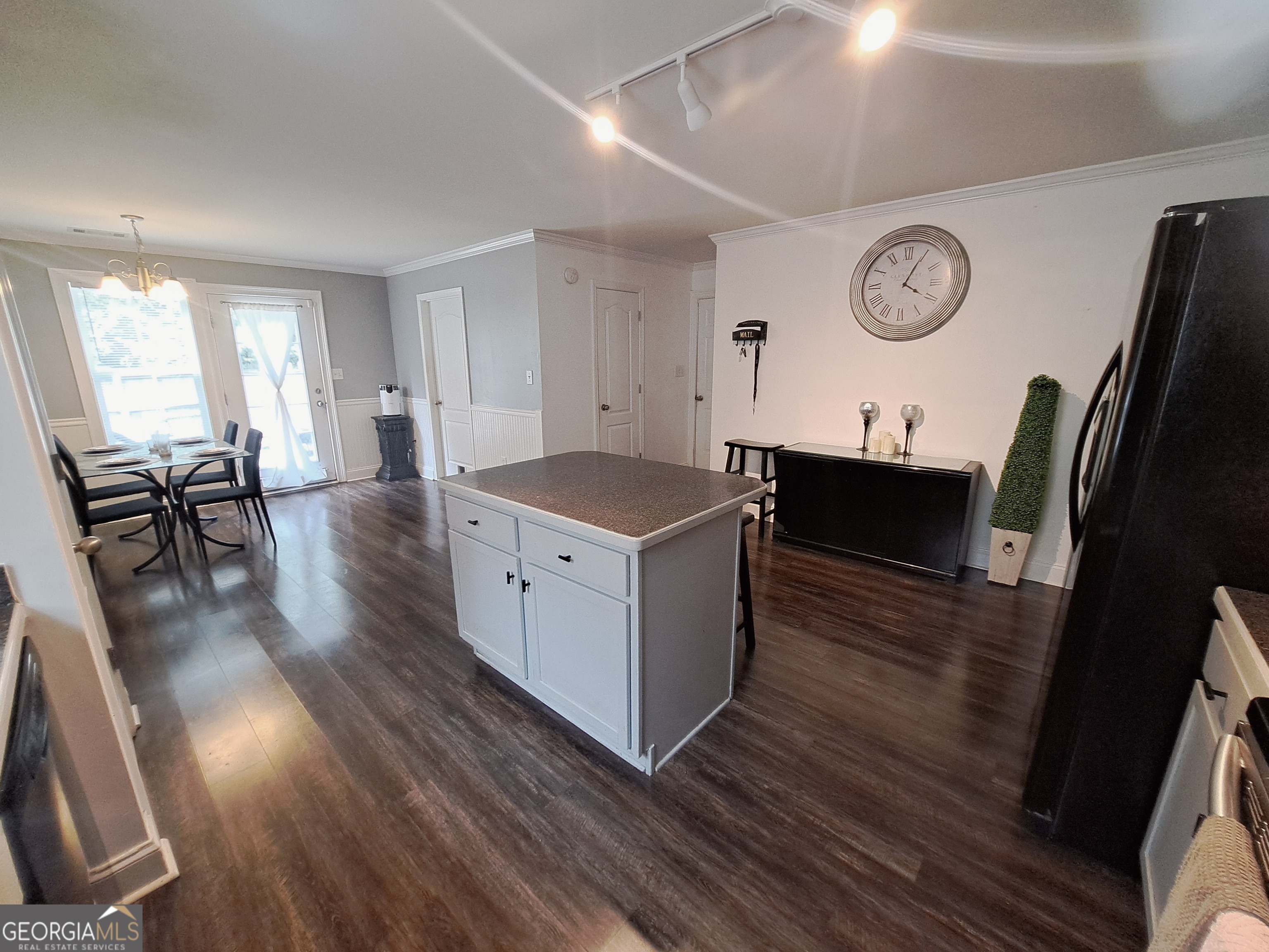 533 Edgewood Drive Athens, GA 30606 - Photo 6 of 20 a living room with furniture and a large window