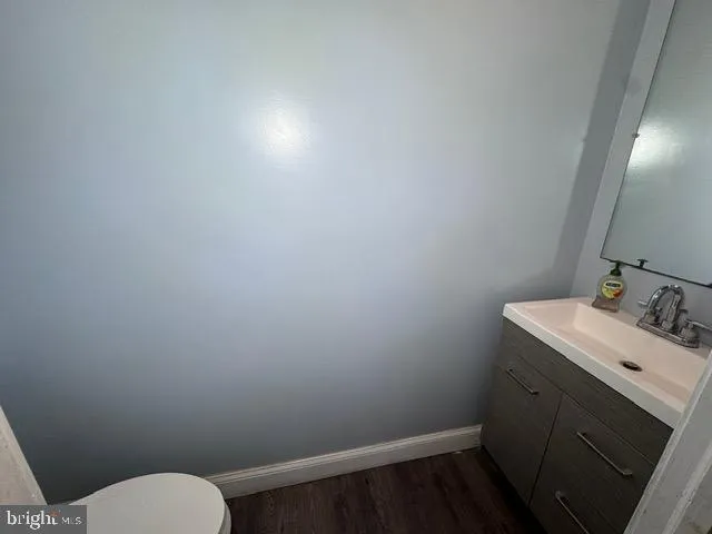 a view of a house with backyard and trees