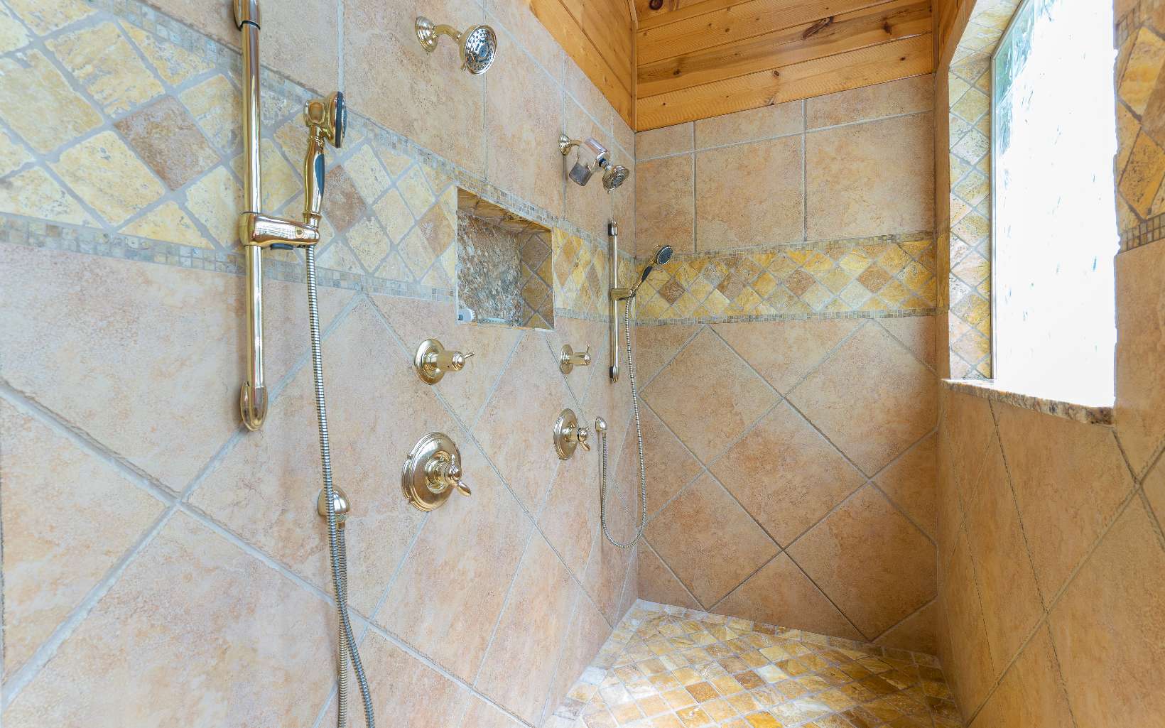 260 Berry Hl Road Murphy, NC 28906 - Photo 27 of 55 a bathroom with a shower
