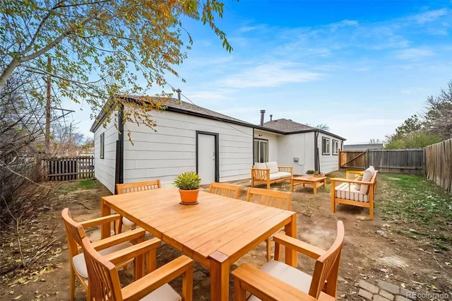 a house view with backyard space