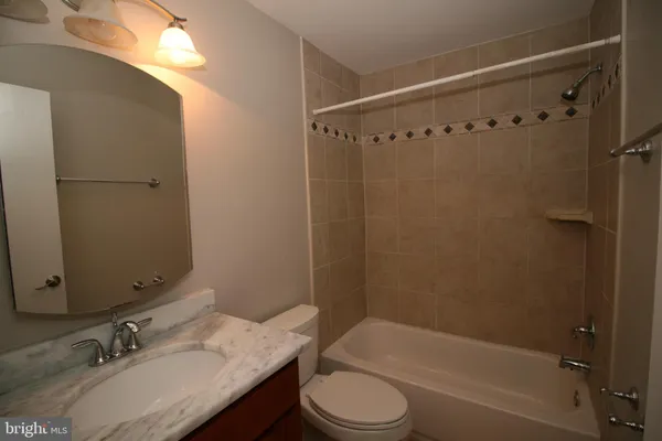 $2,400 | 114 Barnsfield Court, Unit 219, Gaithersburg, MD 20878