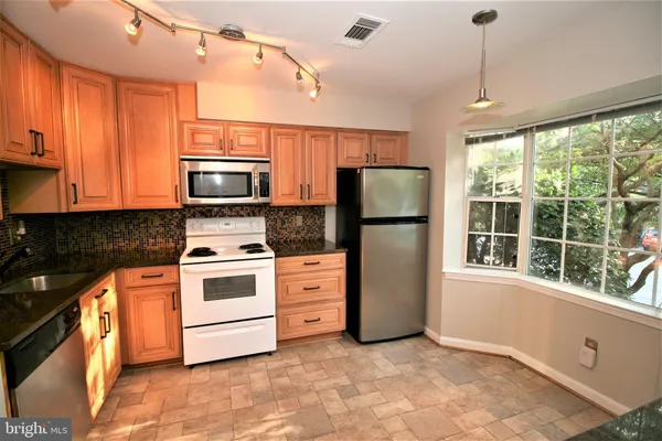 $2,400 | 114 Barnsfield Court, Unit 219, Gaithersburg, MD 20878