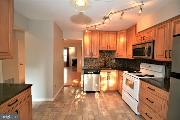 $2,400 | 114 Barnsfield Court, Unit 219, Gaithersburg, MD 20878