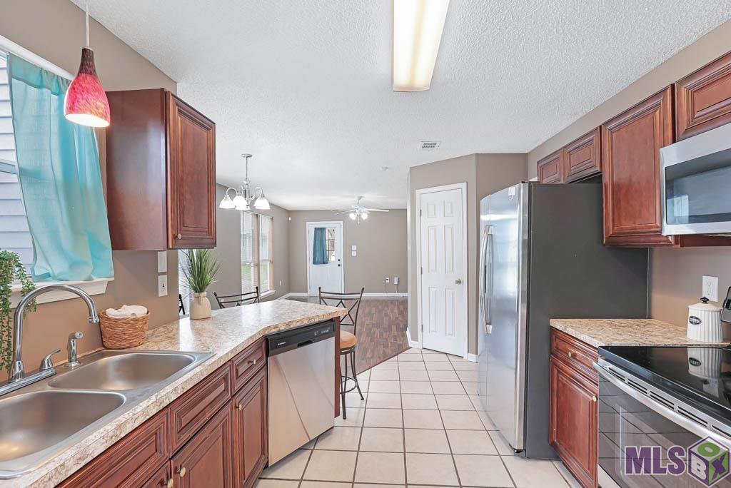 33877 Cedar Ridge Court Denham Springs, LA 70706 - Photo 6 of 22 Gallery Image 6