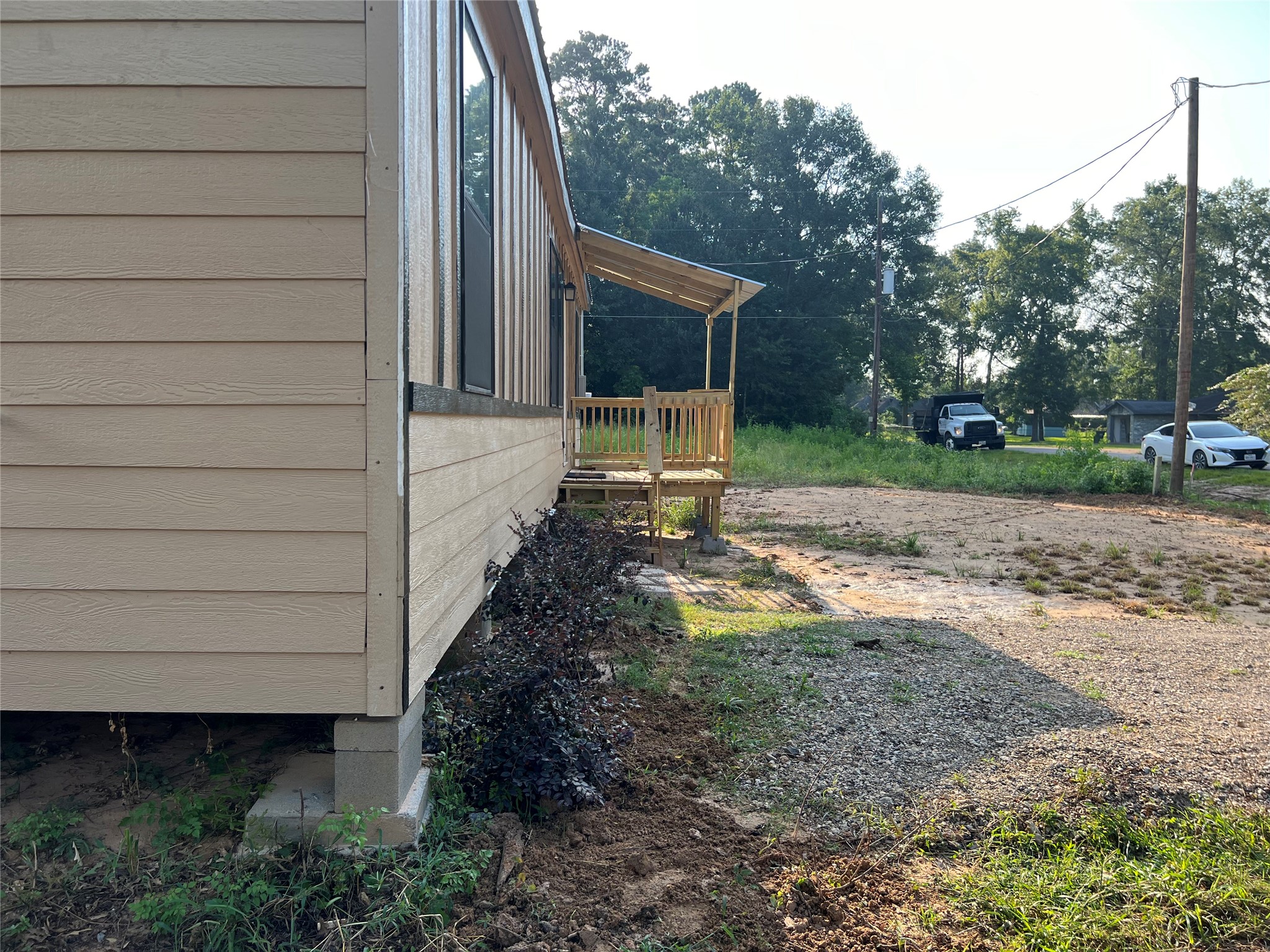 907 Daniel Street Cleveland, TX 77327 - Photo 13 of 45 Plants on the left side of the home looking from the left side of house