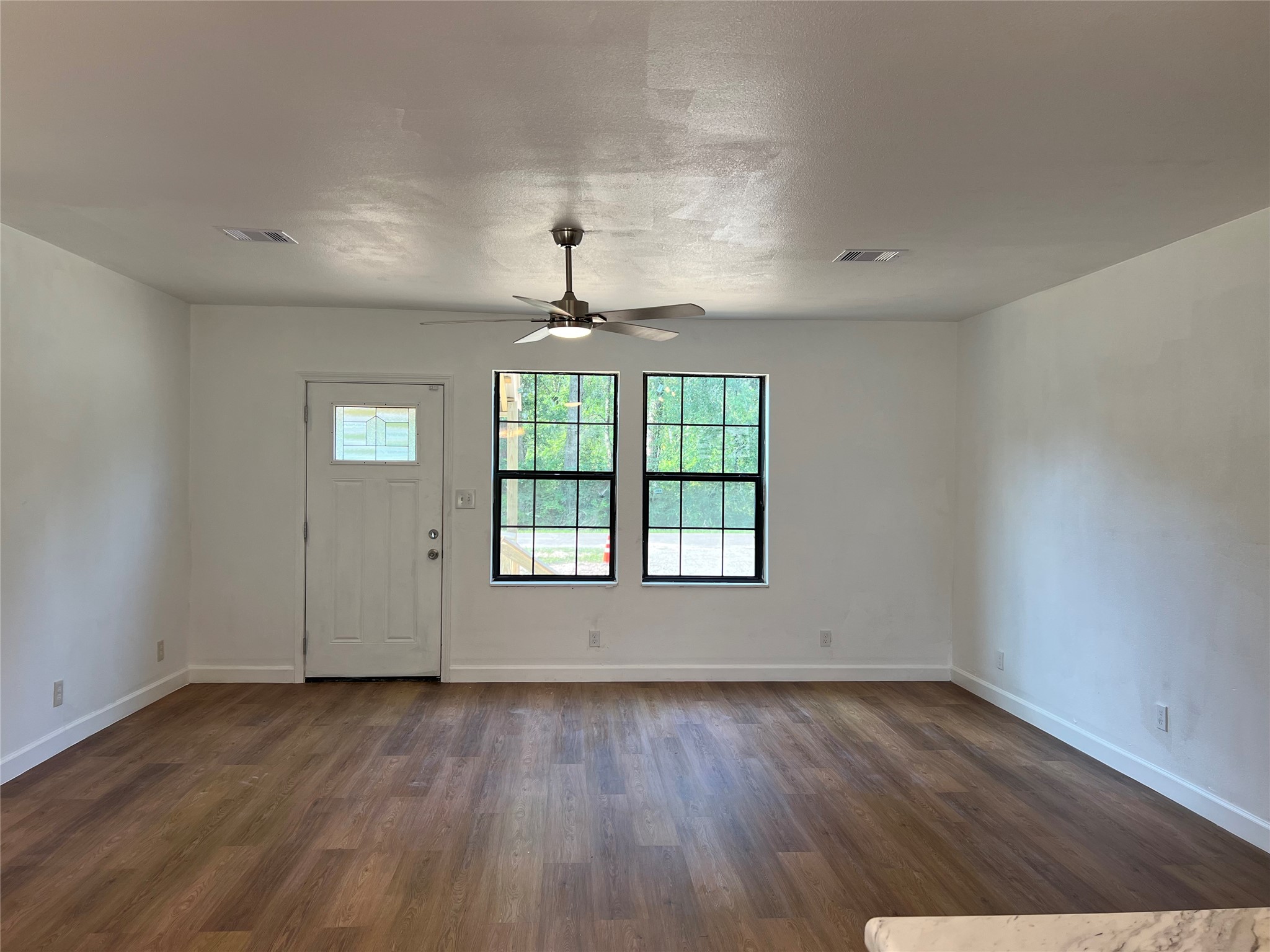 907 Daniel Street Cleveland, TX 77327 - Photo 14 of 45 Large living room/ Family room