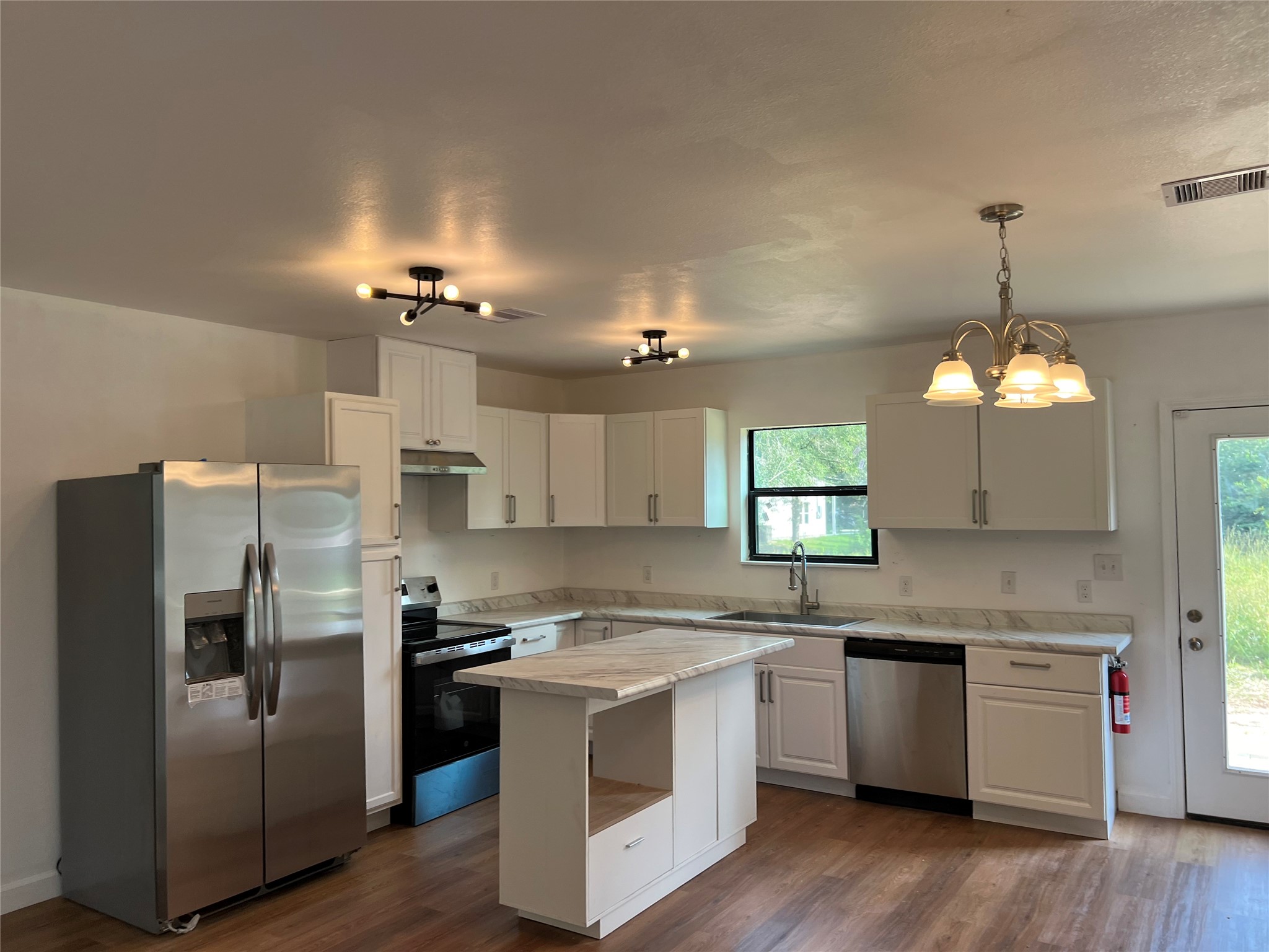 907 Daniel Street Cleveland, TX 77327 - Photo 18 of 45 Lot's of Cabinet space