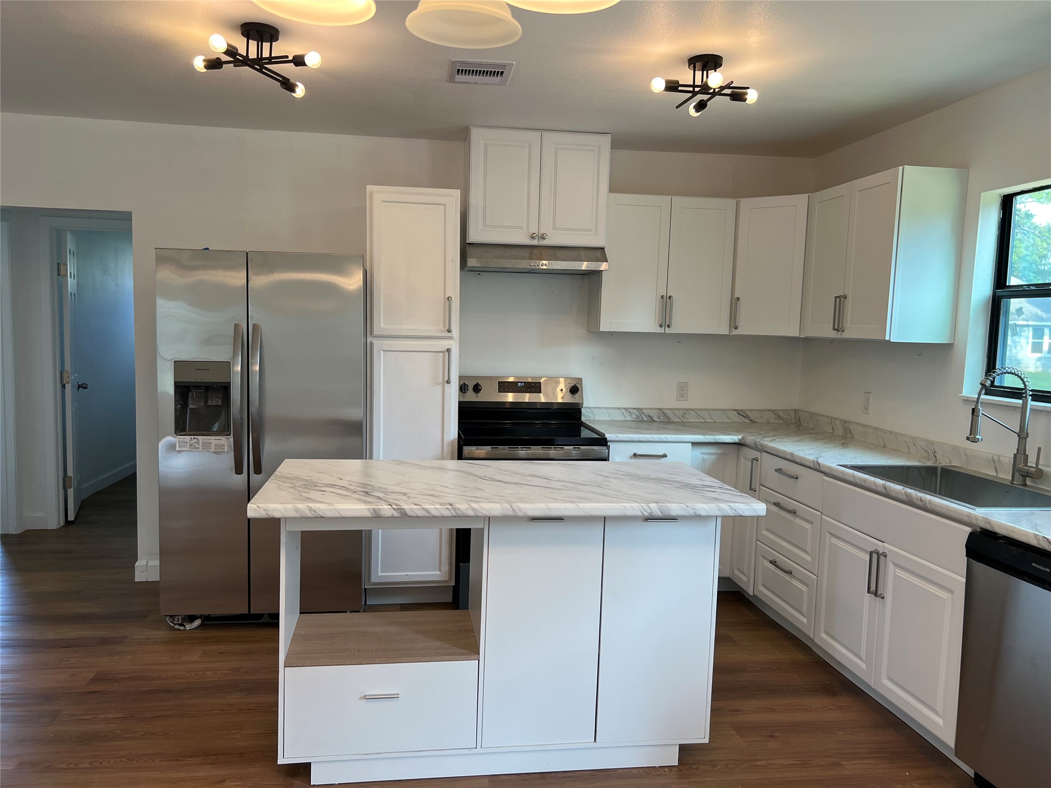 907 Daniel Street Cleveland, TX 77327 - Photo 19 of 45 Island with storage