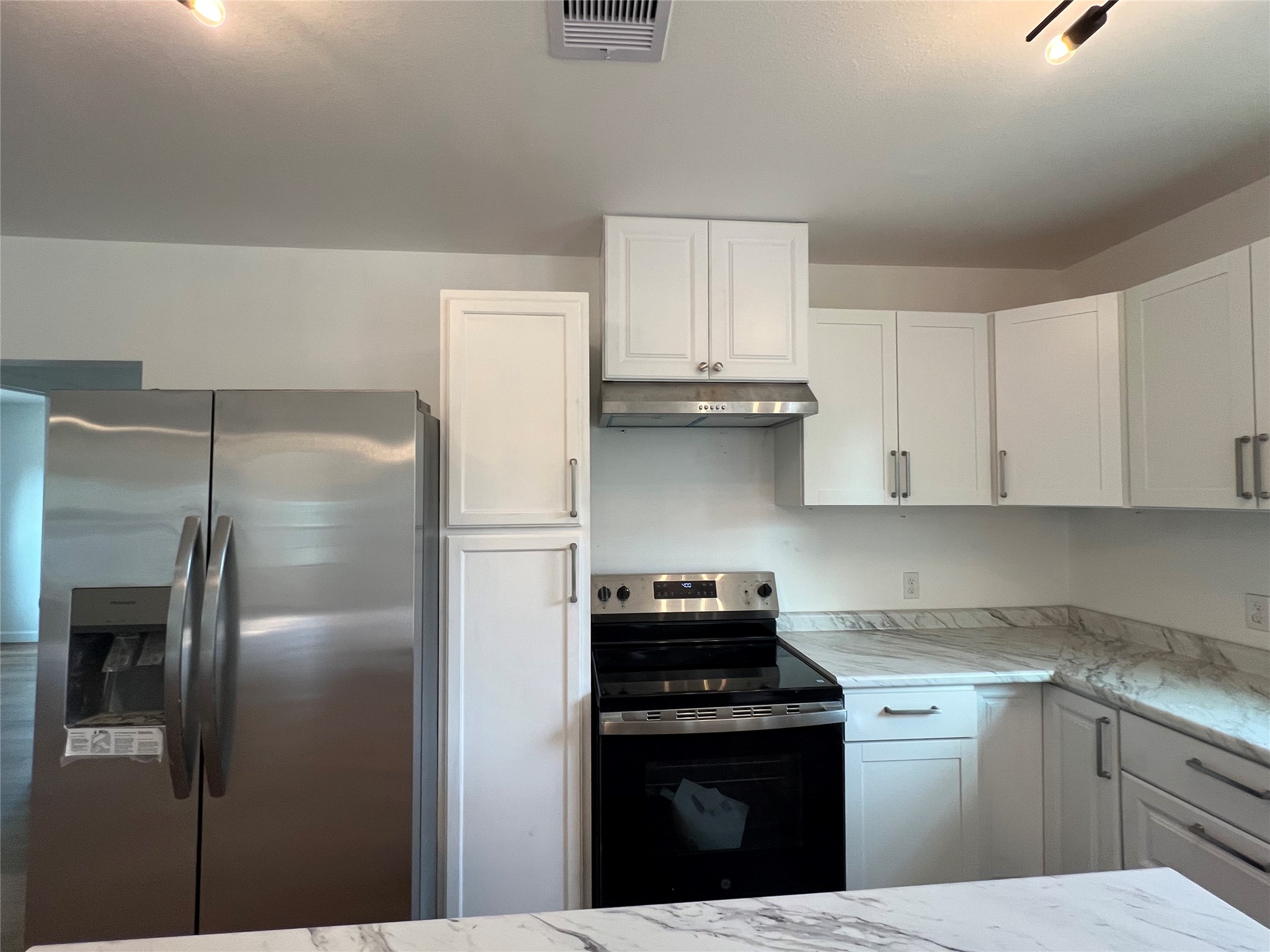 907 Daniel Street Cleveland, TX 77327 - Photo 20 of 45 New Stove and Refrigerator