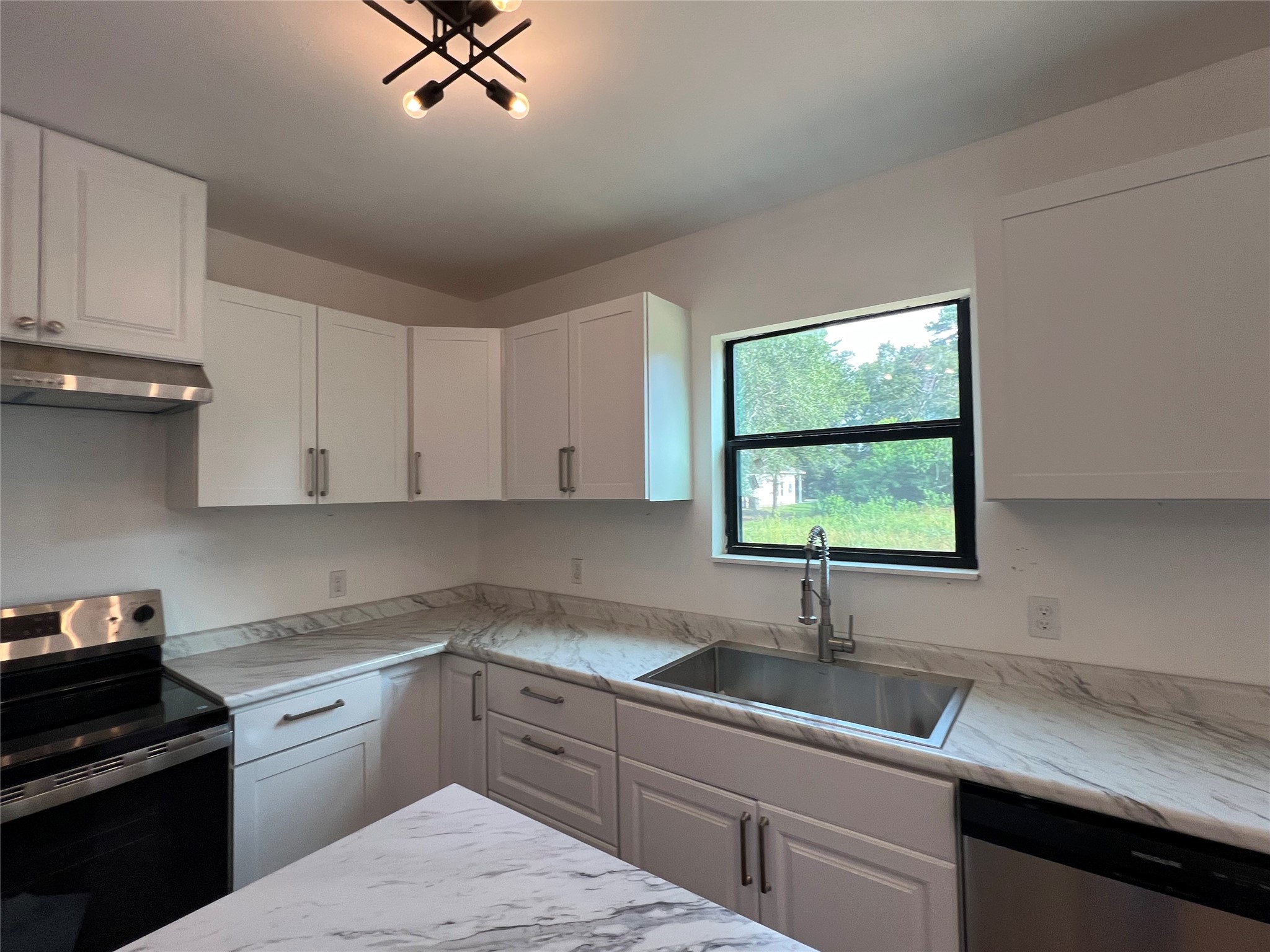 907 Daniel Street Cleveland, TX 77327 - Photo 21 of 45 Window to look out back door