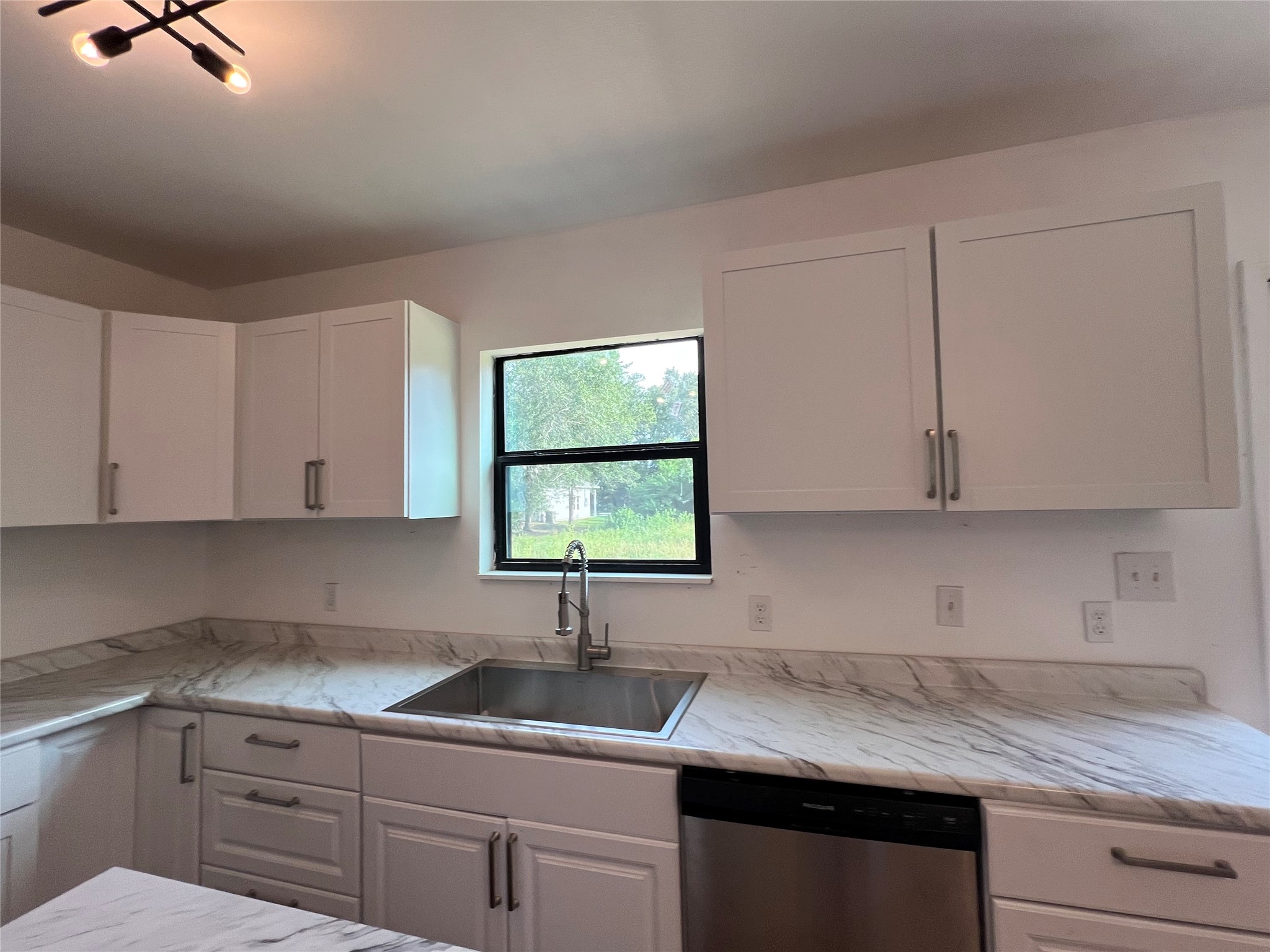 907 Daniel Street Cleveland, TX 77327 - Photo 22 of 45 Lot's of room in the kitchen