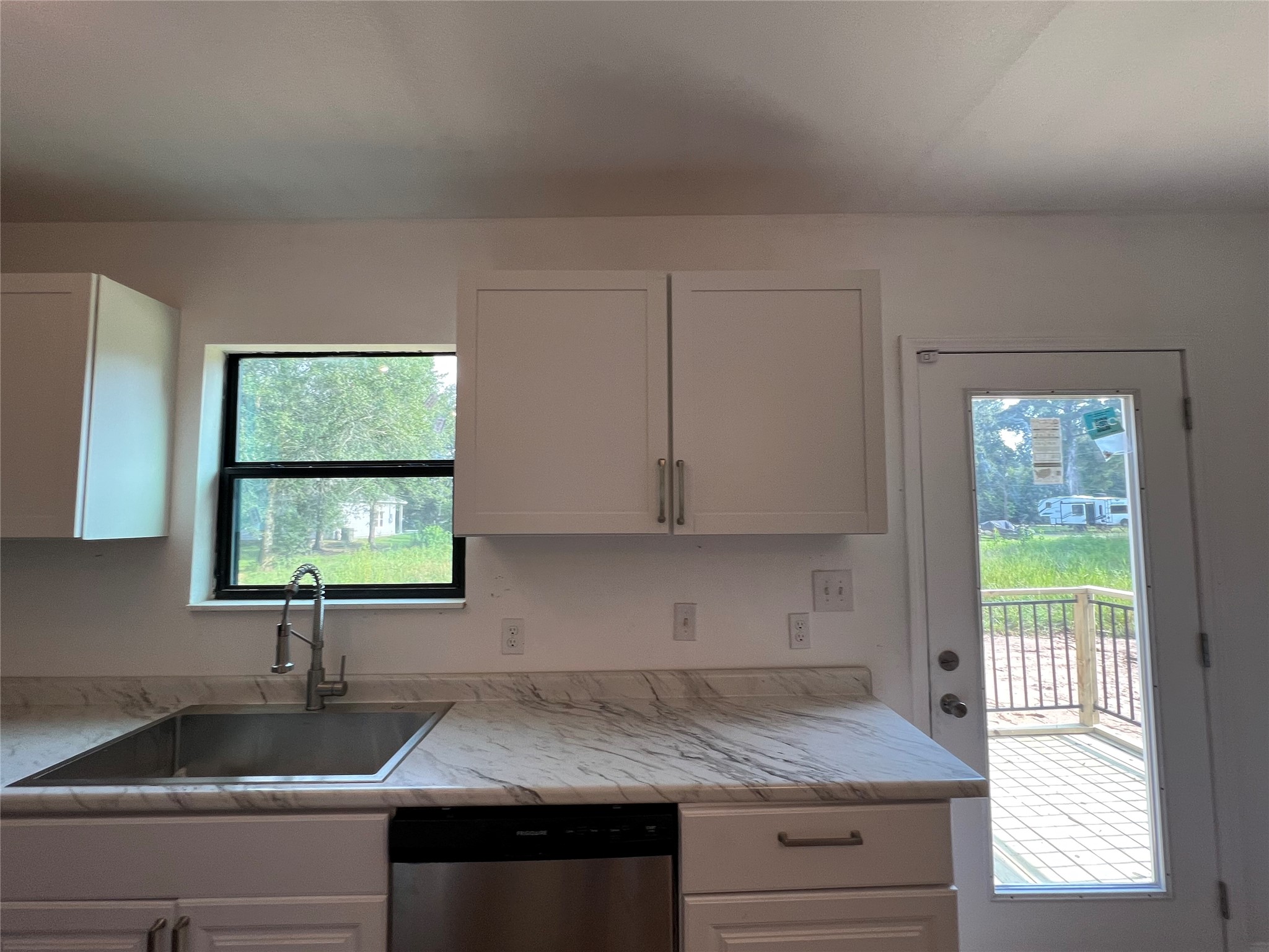 907 Daniel Street Cleveland, TX 77327 - Photo 23 of 45 cabinets & Storage