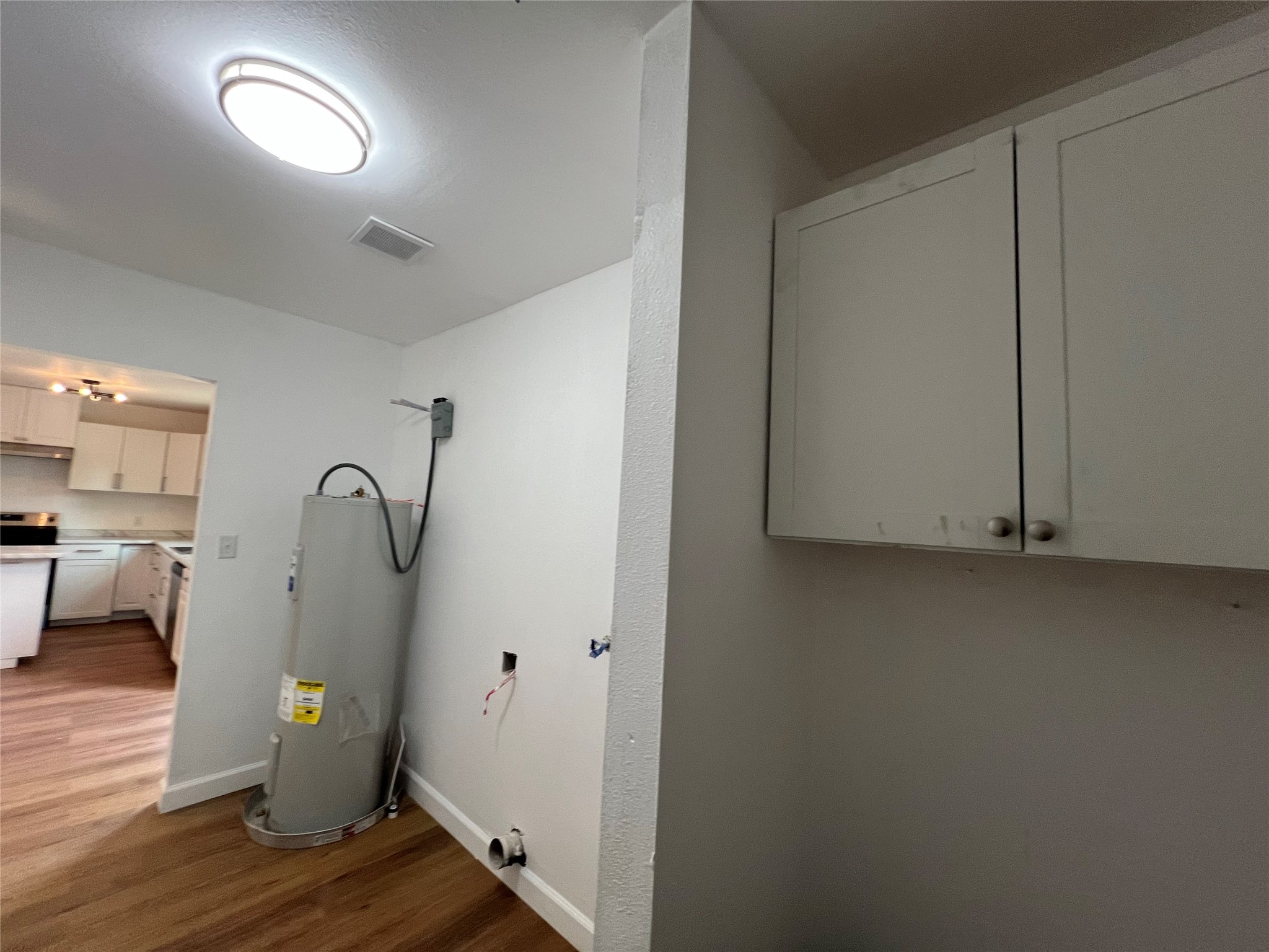 907 Daniel Street Cleveland, TX 77327 - Photo 27 of 45 Hot water heater