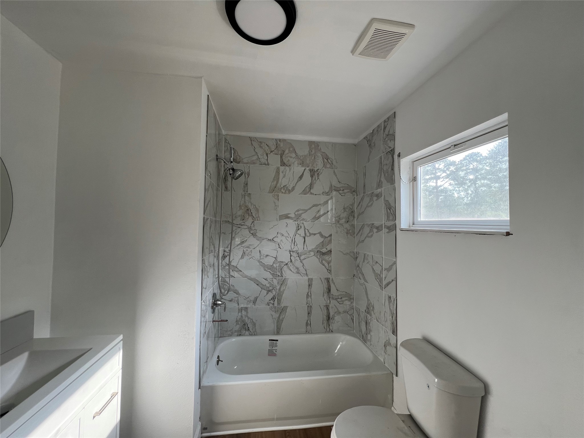 907 Daniel Street Cleveland, TX 77327 - Photo 33 of 45 Primary Bath room