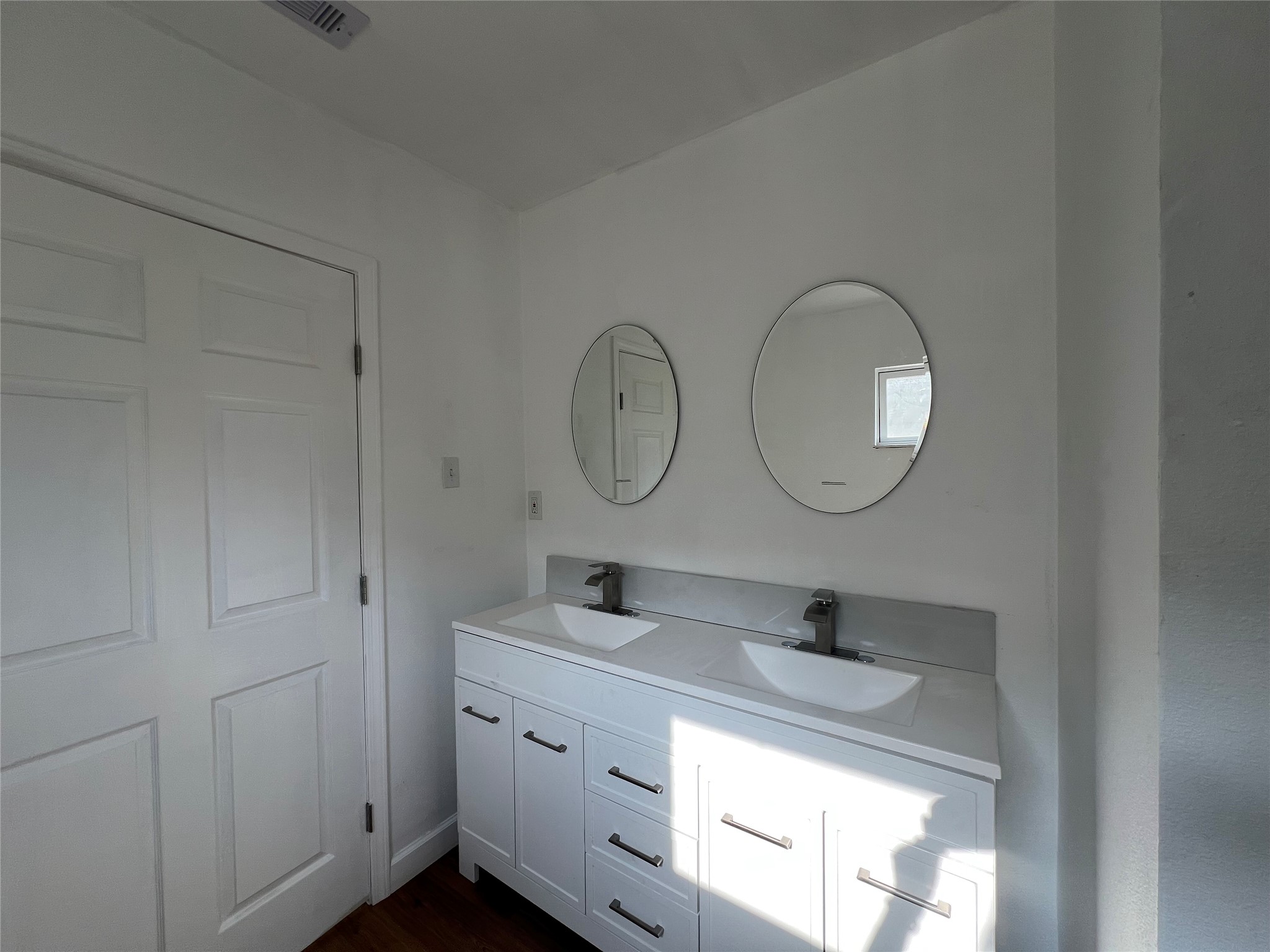 907 Daniel Street Cleveland, TX 77327 - Photo 34 of 45 Primary Bathroom with double sinks