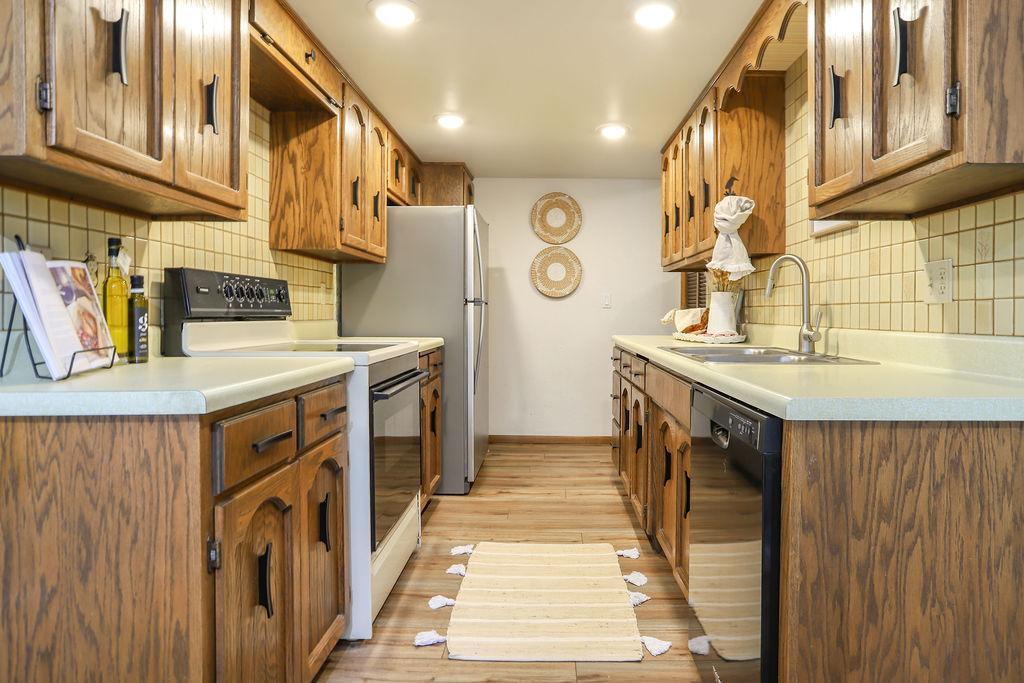 220 8th Street South, Unit B2 Fargo, ND 58103 - Photo 18 of 29