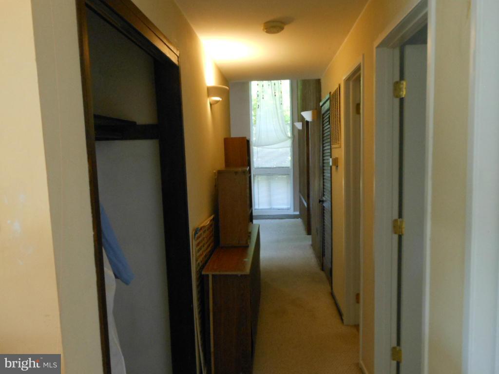 149 Magnolia Road Sterling, VA 20164 - Photo 19 of 27 InterHallway from kitchen (General)