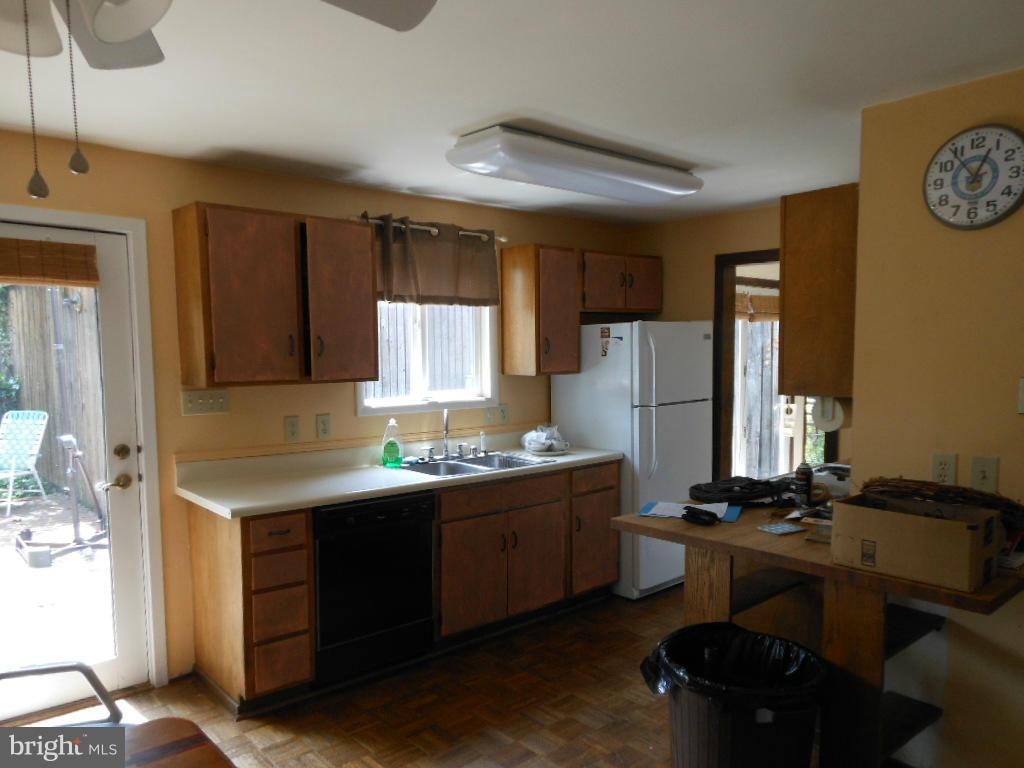 149 Magnolia Road Sterling, VA 20164 - Photo 8 of 27 Kitchen