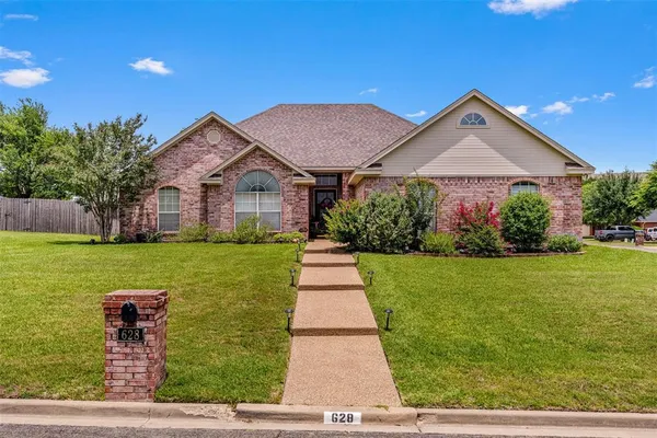 $325,000 | 628 Willow Creek Drive, Hewitt, TX 76643