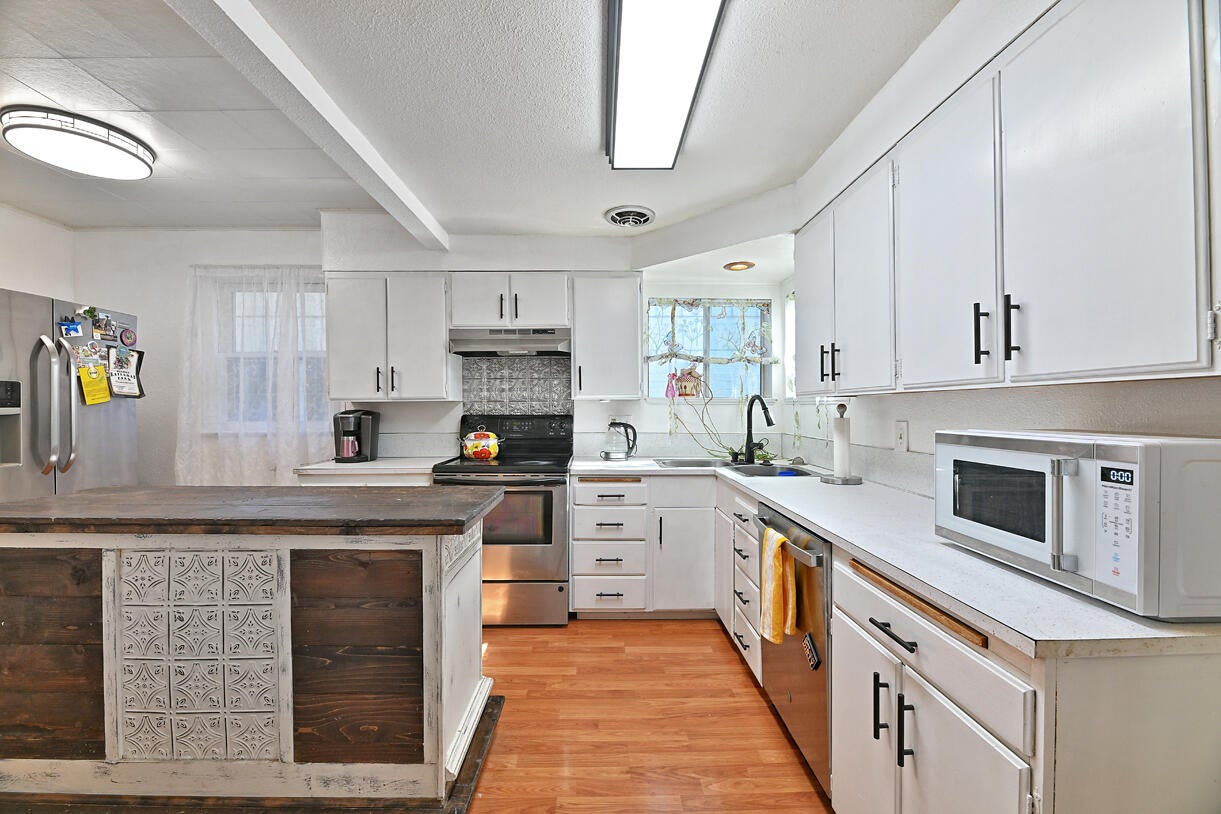 911 Reddy Avenue Medford, OR 97504 - Photo 12 of 29 Kitchen