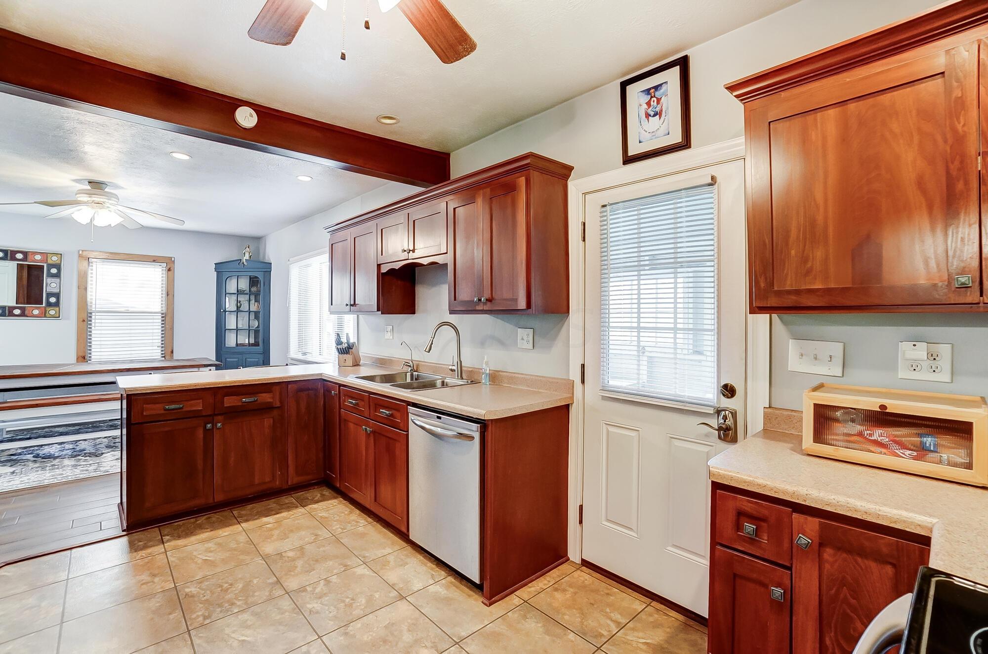 12260 Sycamore Road Mount Vernon, OH 43050 - Photo 8 of 25 Light Open Kitchen