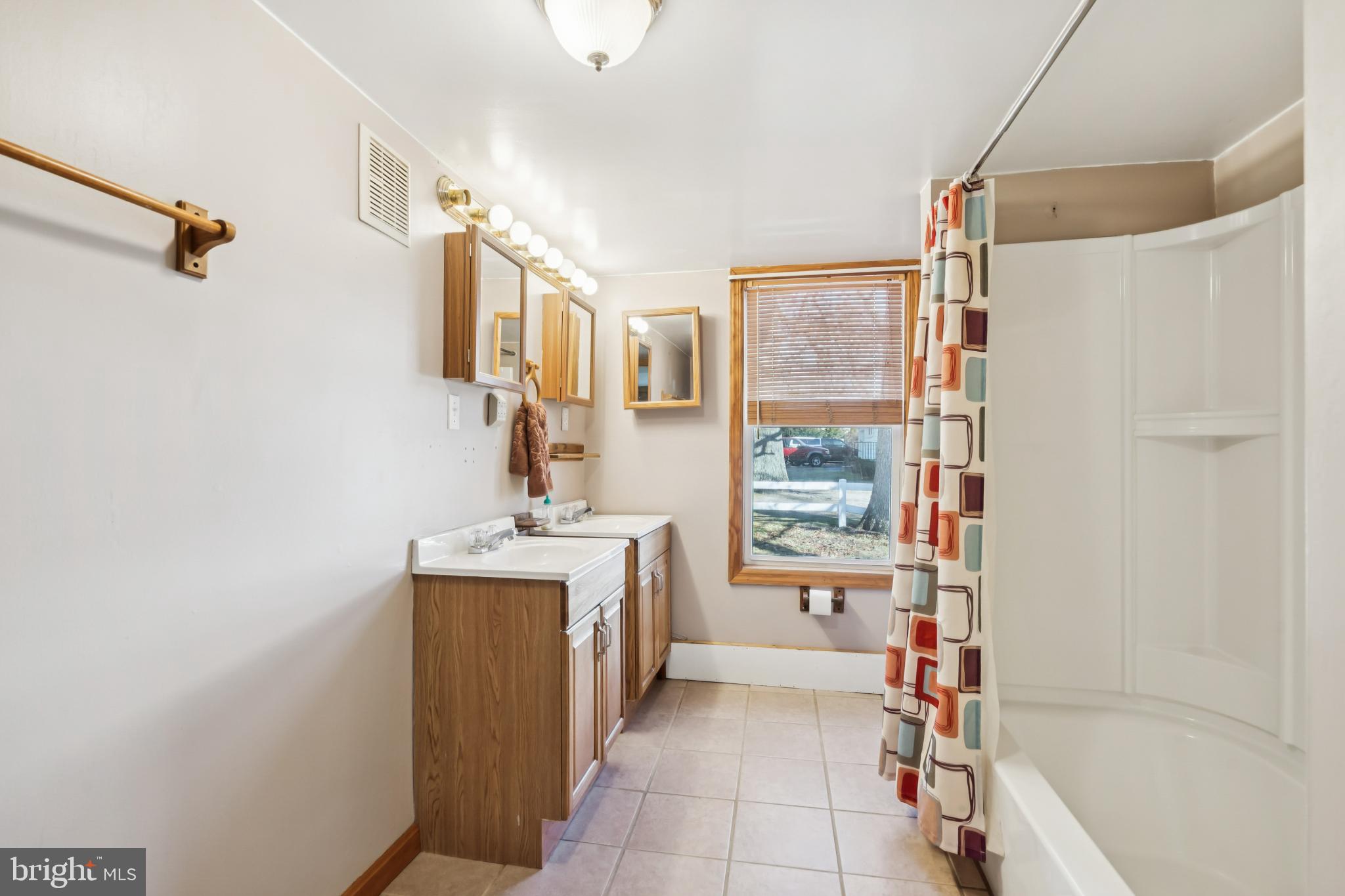255 South Woodruff Road Bridgeton, NJ 08302 - Photo 18 of 25 a bathroom with a bathtub sink and mirror