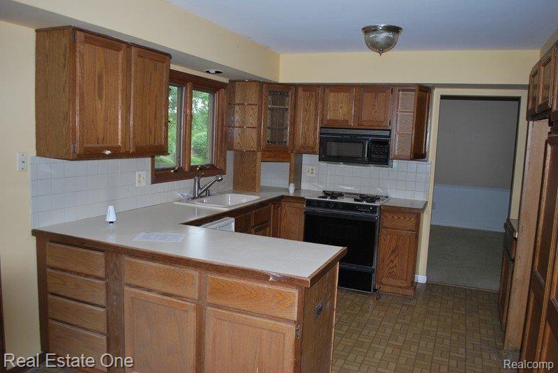 36290 Congress Road Farmington, MI 48335 - Photo 11 of 25 Kitchen