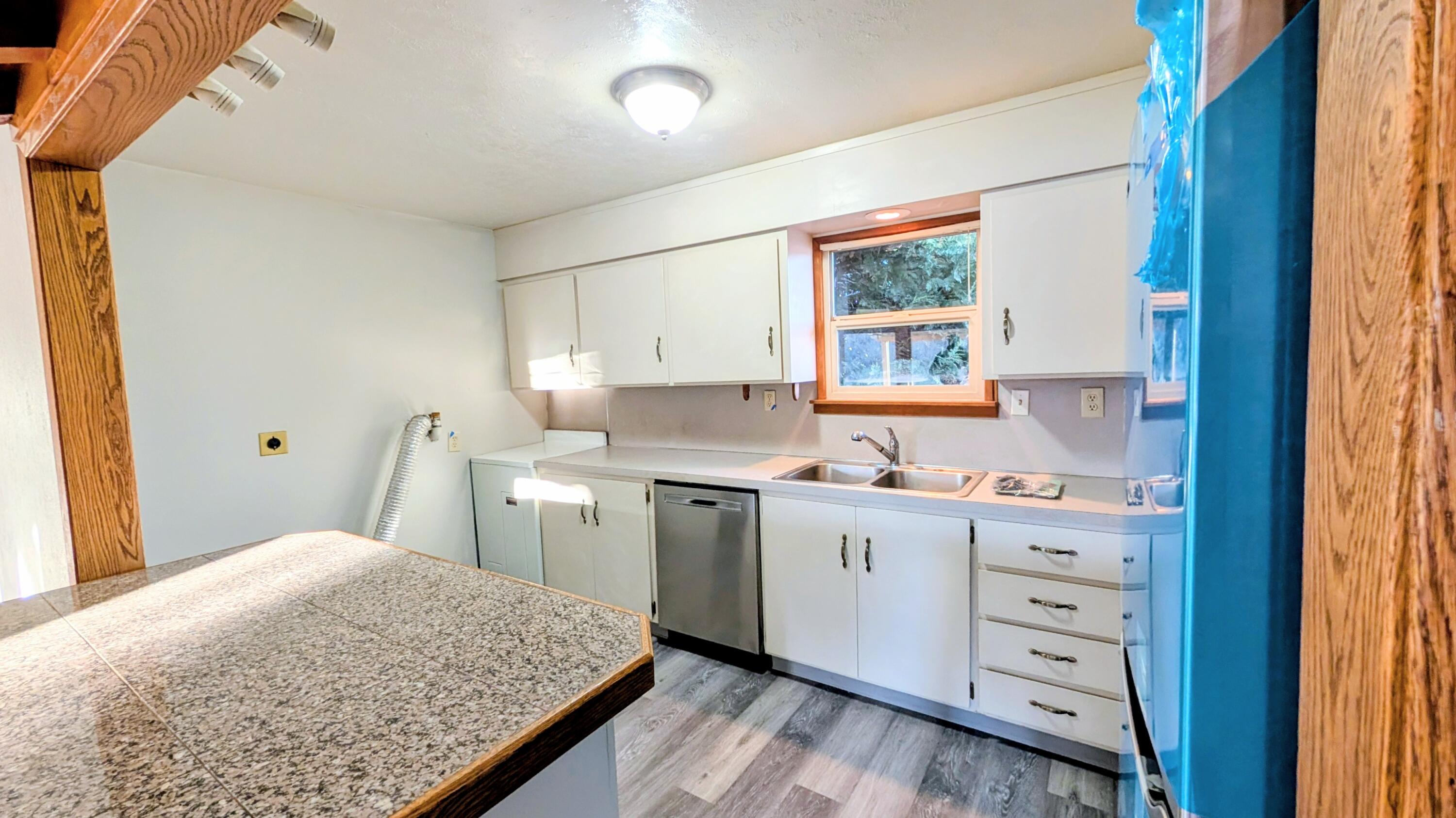 32550 Rivers Drive Chiloquin, OR 97624 - Photo 7 of 24 a bedroom with a bed and a window