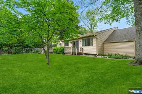 $899,000 | 28 Pitcairn Avenue, Ho-Ho-Kus, NJ 07423