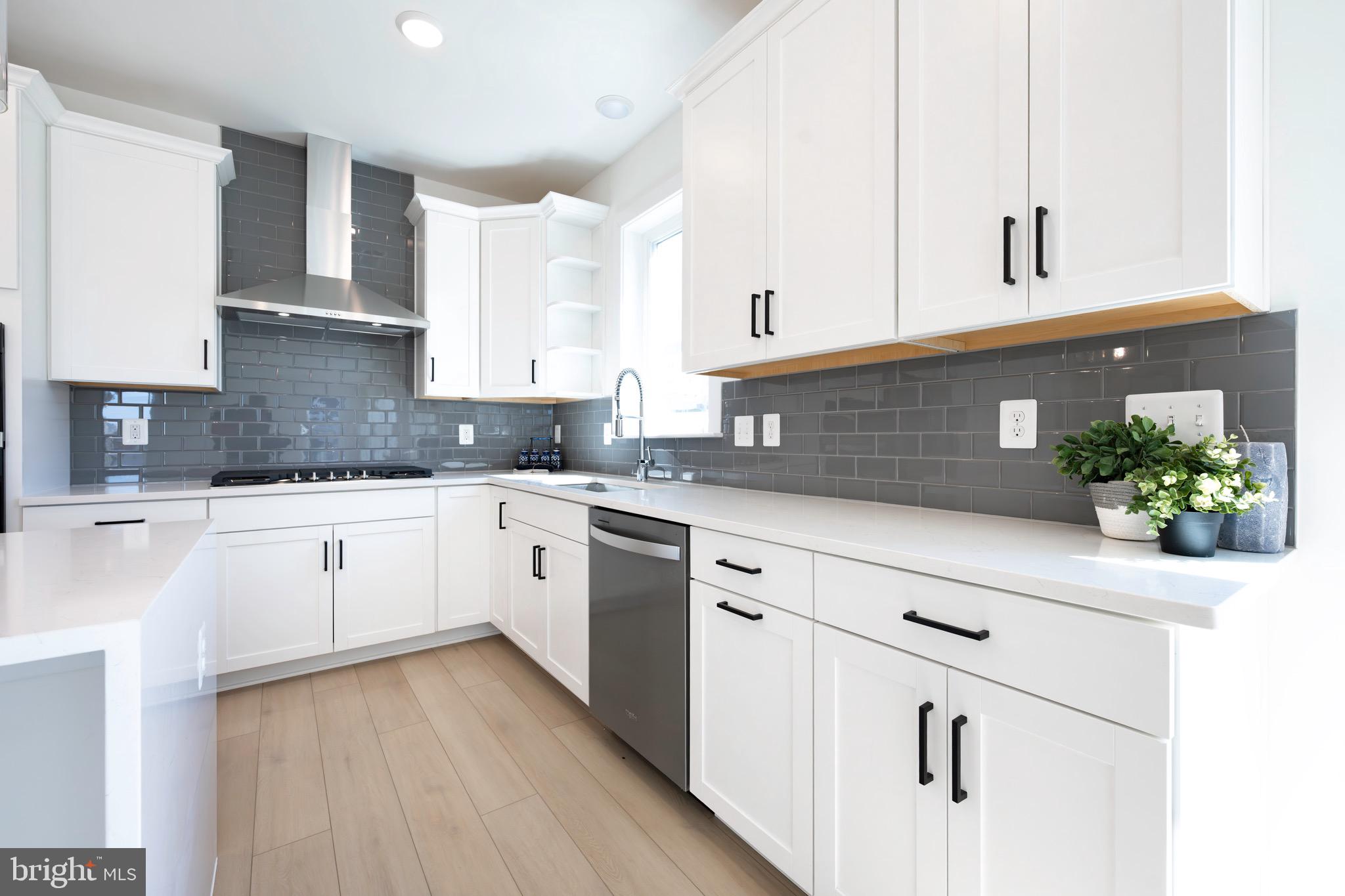 22520 Sculpin Brk Road Boyds, MD 20841 - Photo 3 of 34 Gorgeous Country Kitchen with Waterfall Island