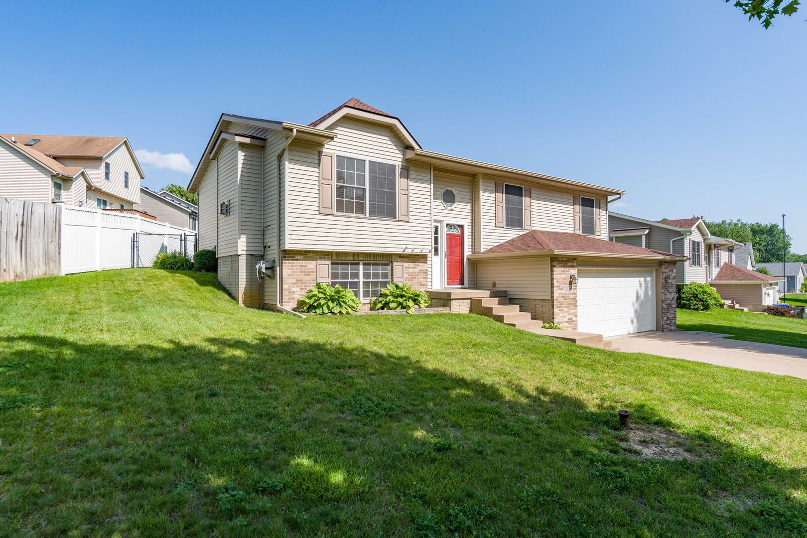 5343 Hillandale Road Davenport, IA 52806 - Photo 2 of 36