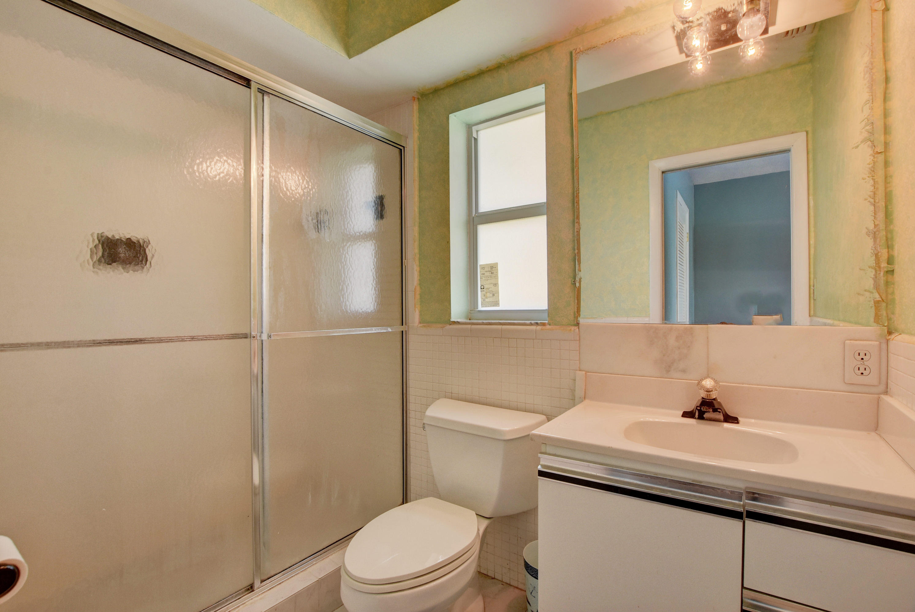 152 Northwest 11th Avenue Boca Raton, FL 33486 - Photo 24 of 33 Master Bathroom
