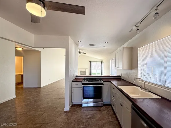 $2,300 | 3129 Floral Vista Avenue, Henderson, NV 89014