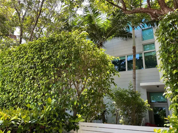 a view of a yard in front of house