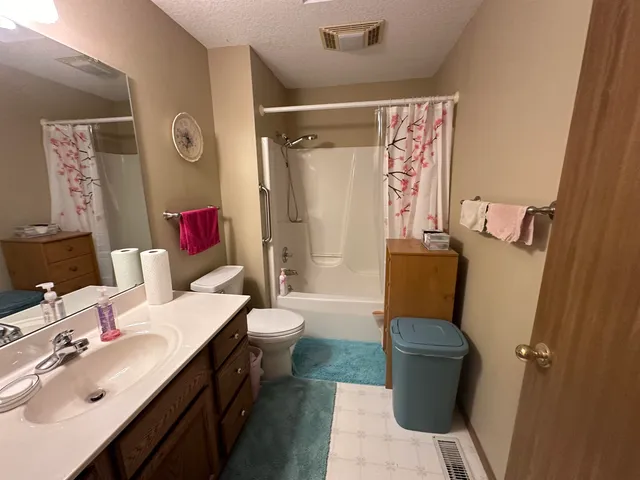 $215,000 | 2610 38th Street, Unit 2610, Moline, IL 61265