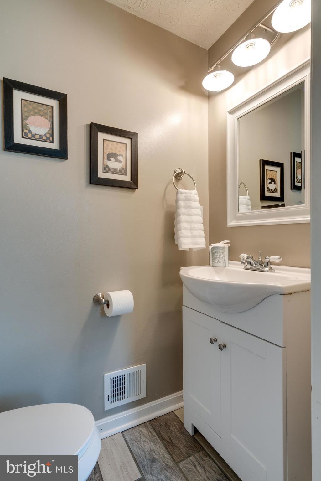 8292 Raindrop Way Springfield, VA 22153 - Photo 5 of 29 Bath