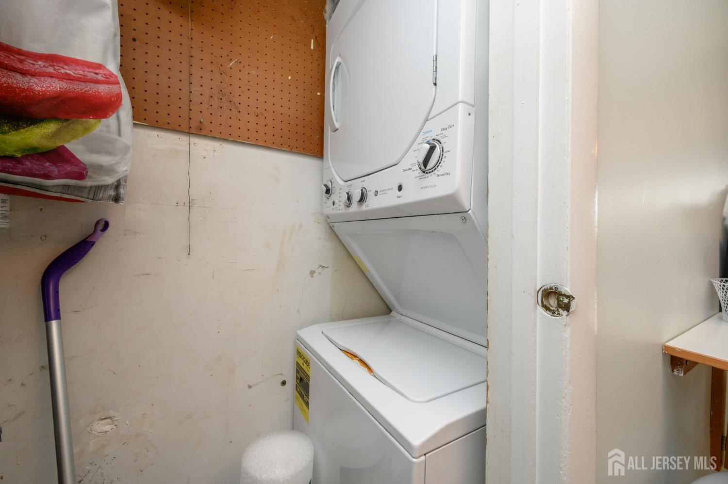 127 Chaucer Road Mount Laurel, NJ 08054 - Photo 12 of 43 a bathroom with a toilet and a sink
