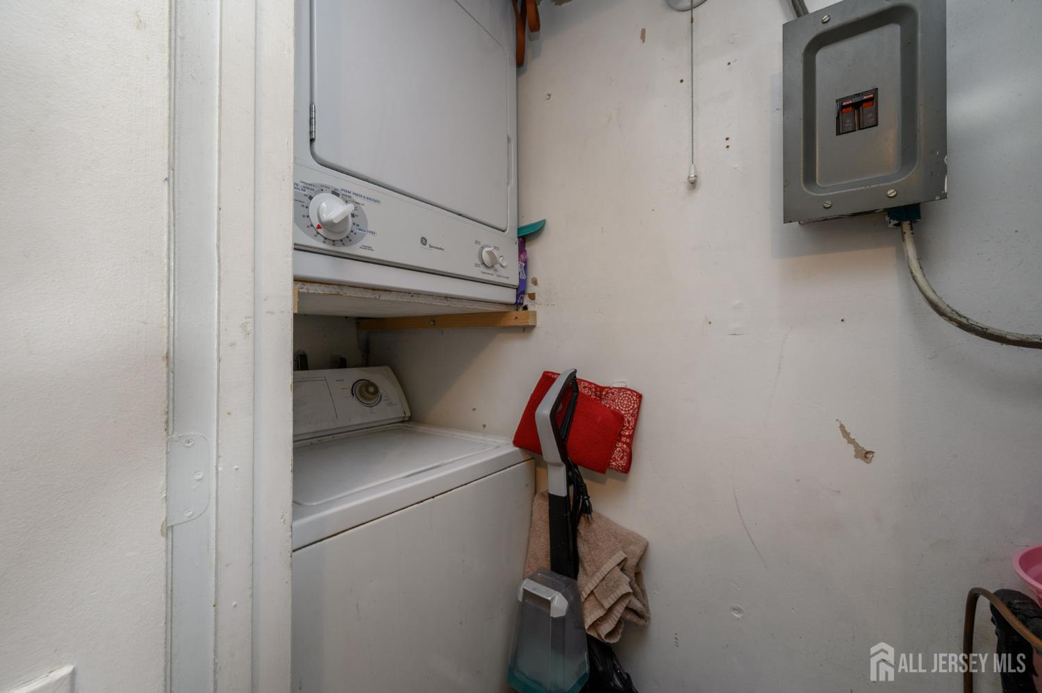 127 Chaucer Road Mount Laurel, NJ 08054 - Photo 30 of 43 a utility room with dryer and washer