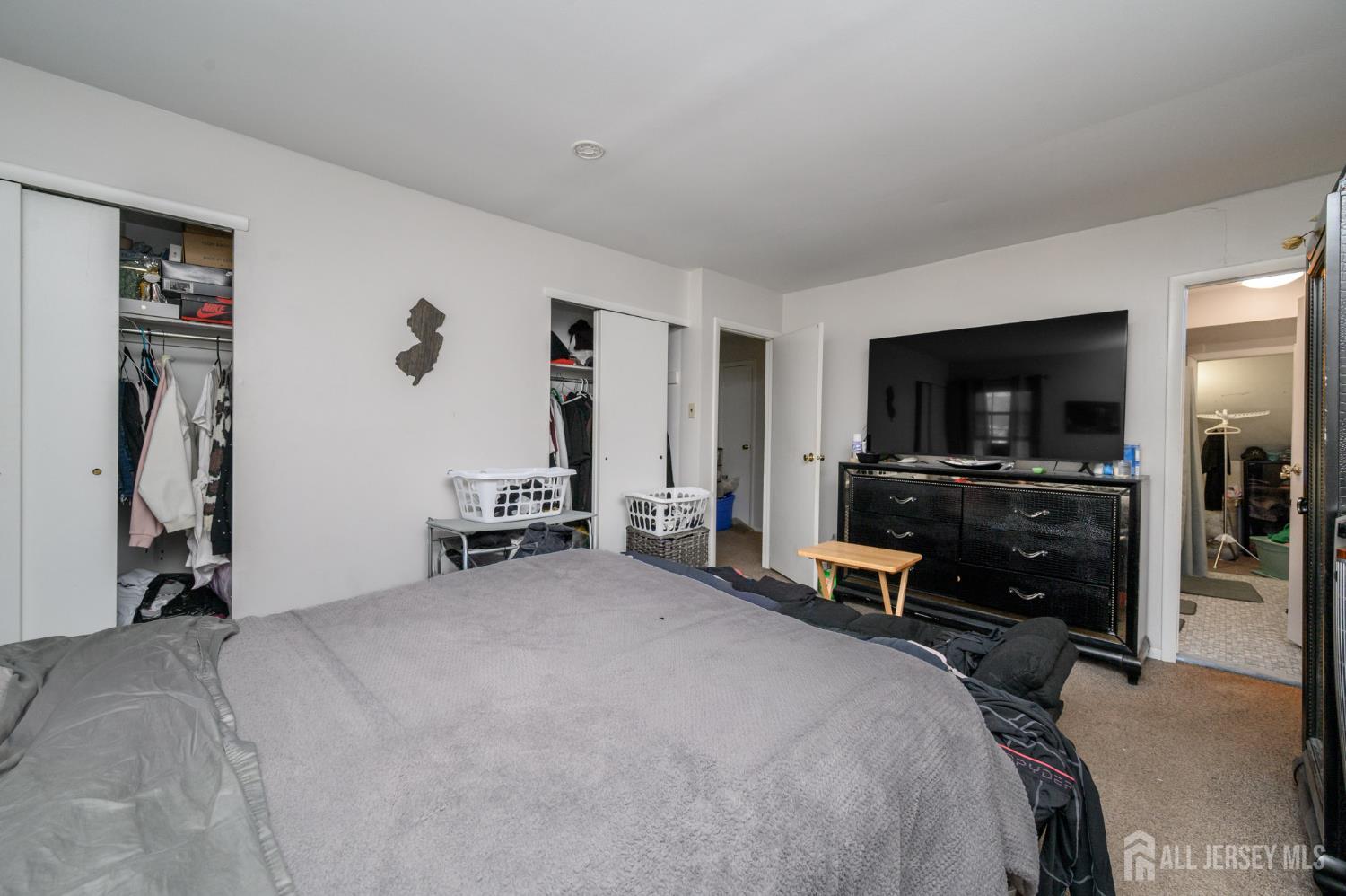127 Chaucer Road Mount Laurel, NJ 08054 - Photo 37 of 43 a bedroom with a bed and a tv on the table