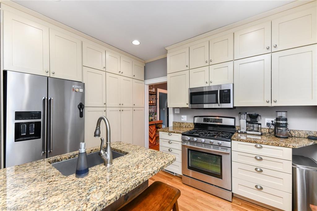 407 Colonial Drive High Point, NC 27262 - Photo 9 of 28 Gallery Image 9